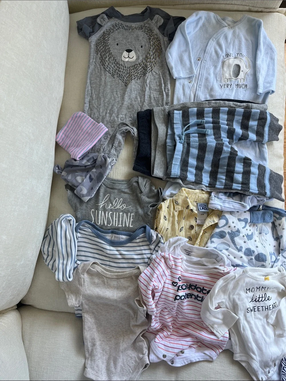 Baby clothing bundle like new - 0-3 months bodies, pajamas, beanies, onesie…